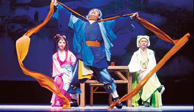 Yuejue actor Zhao Zhigang (center) performs in the new version of Secret Love in Peach Blossom Land.