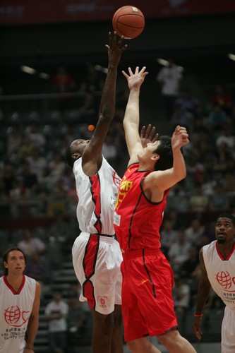 Hasheem Thabeet (L) of NBA star team jumps up for the ball during a charity game in the name of China's NBA star Yao Ming's charity fund in Beijing July 24, 2010. [Photo\chinadaily.com.cn]