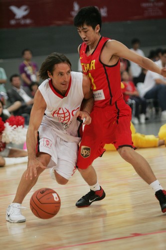 Steve Nash (L) of NBA star team controls the ball during a charity game in the name of China's NBA star Yao Ming's charity fund in Beijing July 24, 2010. [Photo\chinadaily.com.cn]