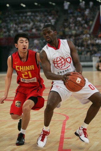 Aaron Brooks (R) of NBA star team tries to control the ball during a charity game in the name of China's NBA star Yao Ming's charity fund in Beijing July 24, 2010. [Photo\chinadaily.com.cn]