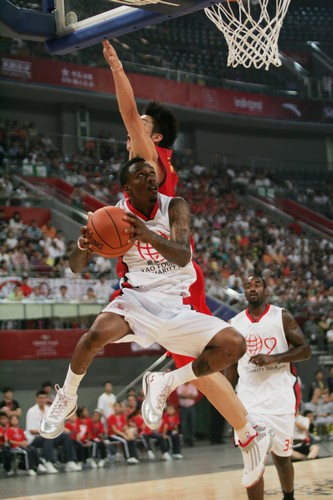  Brandon Jennings of NBA star team tries to go up to the basket during a charity game in the name of China's NBA star Yao Ming's charity fund in Beijing July 24, 2010. [Photo\chinadaily.com.cn]
