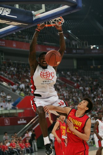 Joe Johnson of NBA star team dunks during a charity game in the name of China's NBA star Yao Ming's charity fund in Beijing July 24, 2010. [Photo\chinadaily.com.cn]