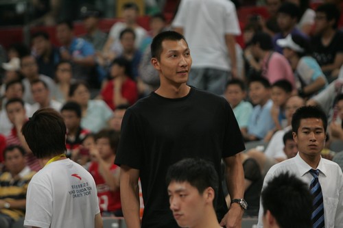 China's NBA star forward Yi Jianlian reacts during a charity game in the name of China's NBA star Yao Ming's charity fund in Beijing July 24, 2010. [Photo\chinadaily.com.cn]