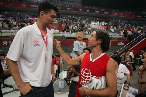 China's NBA star Yao Ming (L) talks with Steve Nash of NBA star team after a charity game in the name of Yao's charity fund in Beijing July 24, 2010. [Photo\chinadaily.com.cn]