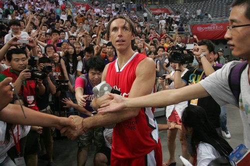 Steve Nash of NBA star team shakes hands with fans after a charity game in the name of China's NBA star Yao Ming's charity fund in Beijing July 24, 2010. [Photo\chinadaily.com.cn]