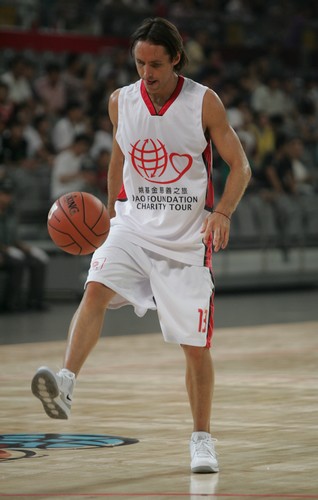 Steve Nash of NBA star team controls the ball with his feet during the interval of a charity game in the name of China's NBA star Yao Ming's charity fund in Beijing July 24, 2010. [Photo\chinadaily.com.cn] 