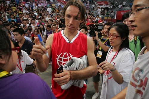 Steve Nash of NBA star team signs autographs for fans after a charity game in the name of China's NBA star Yao Ming's charity fund in Beijing July 24, 2010. [Photo\chinadaily.com.cn]