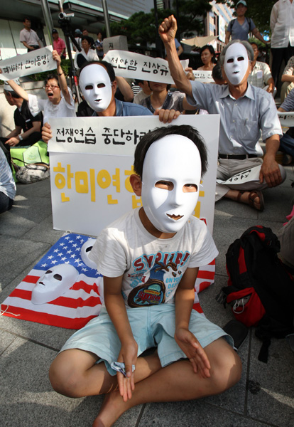 People attend the rally against South Korea and US&apos; joint military drills in Seoul, capital of South Korea, July 25, 2010. South Korea and the United States began their large-scale joint navy drills off the east coast of the Korean Peninsula on Sunday. [Xinhua]