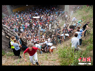 The famed Love Parade in  western German city of Duisburg, an event meant to celebrate love and peace, took a tragic turn July 24 as a stampede inside a tunnel crowded with techno music fans crushed 19 people to death and injured 342 others.[Chinanews.com.cn] 