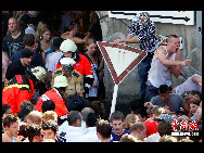 The famed Love Parade in  western German city of Duisburg, an event meant to celebrate love and peace, took a tragic turn July 24 as a stampede inside a tunnel crowded with techno music fans crushed 19 people to death and injured 342 others.[Chinanews.com.cn] 