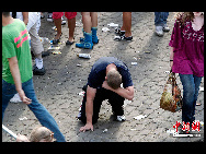 The famed Love Parade in  western German city of Duisburg, an event meant to celebrate love and peace, took a tragic turn July 24 as a stampede inside a tunnel crowded with techno music fans crushed 19 people to death and injured 342 others.[Chinanews.com.cn] 