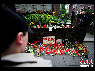 Candles and a flowers are placed by residents on their window-sill in the neighbourhood where a stampede took place in Duisburg July 25, 2010. [Chinanews.com.cn]