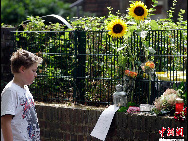 Candles and a flowers are placed by residents on their window-sill in the neighbourhood where a stampede took place in Duisburg July 25, 2010. [Chinanews.com.cn]