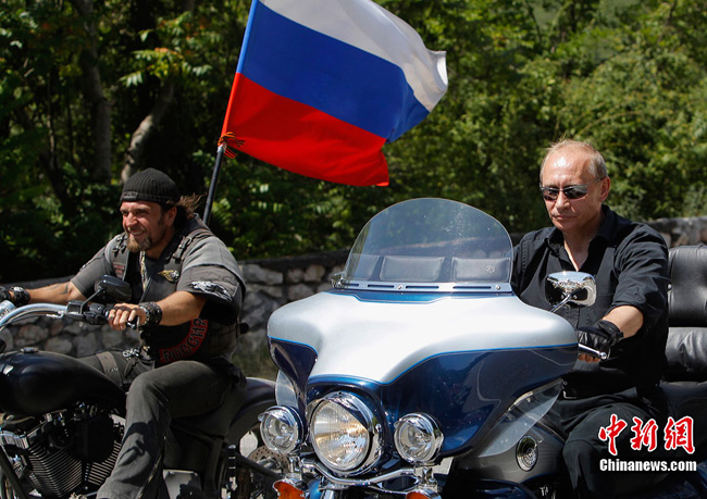 Russian PM Vladimir Putin rides a posh Harley Davidson trike at the 14th International bike show in Sevastopol. [Photo: Chinanews.com.cn]