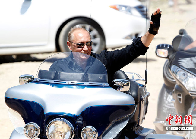 Russian PM Vladimir Putin rides a posh Harley Davidson trike at the 14th International bike show in Sevastopol. [Photo: Chinanews.com.cn]