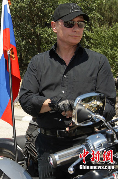 Russian PM Vladimir Putin rides a posh Harley Davidson trike at the 14th International bike show in Sevastopol. [Photo: Chinanews.com.cn]