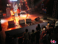 The female lead singer of He Ting and Dream Lake, the second band to perform Saturday, belted out ballads that made the crowd sway. [Daniel Byrnes/China.org.cn]