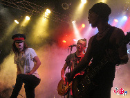 Zhang Tie had several tricks up the band's sleaves including a megaphone and a cover of Guns N' Roses' 'Paradise City.' [Daniel Byrnes/China.org.cn]