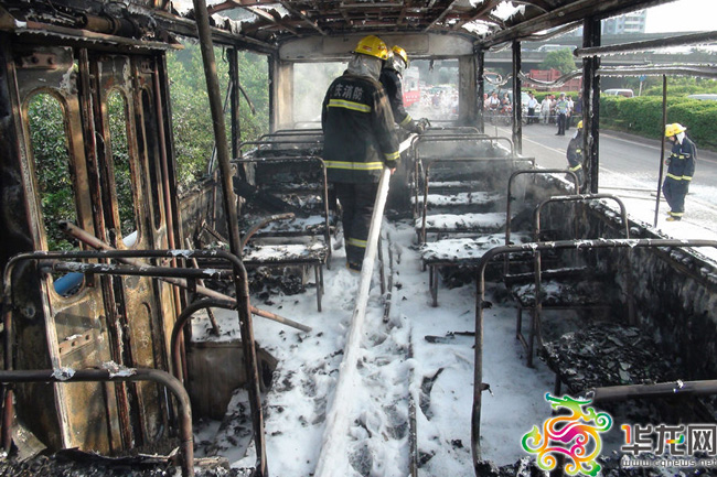 The charred ruins of a self-ignited bus are seen after a fire in Chongqing, July 26, 2010. [photo: www.cqnews.net]