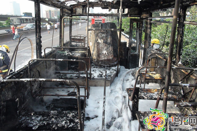 The charred ruins of a self-ignited bus are seen after a fire in Chongqing, July 26, 2010. [photo: www.cqnews.net]