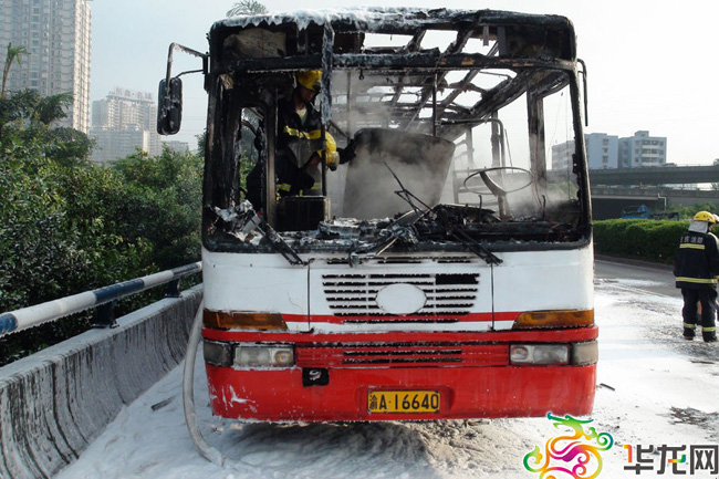 The charred ruins of a self-ignited bus are seen after a fire in Chongqing, July 26, 2010. [photo: www.cqnews.net]