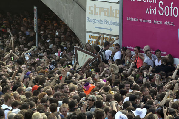 A crowd of revellers is pictured outside a tunnel at the Love Parade 'The art of Love' in the western German city of Duisburg July 24, 2010.[Xinhua]