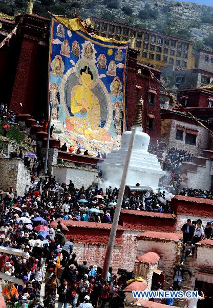 People attend the annual thangka unfurling ceremony at Ganden Monastery in Lhasa, capital of southwest China's Tibet Autonomous Region, July 25, 2010. [Gesang Dawa/Xinhua]