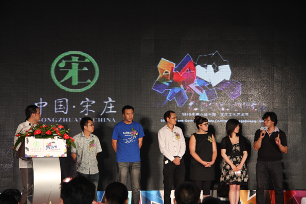 Hu Jiebao, the secretary of the Party Committee of Songzhuang, spoke during the conference. Chen Xiaofeng, Ya Ri, Wang Zhongwen, Zhang Qikai, and Gu Wentong attended the event. Beijing Television Station host Chaodong and curator of this year's festival Yue Luping hosted the activities.