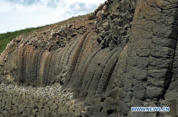 Photo taken on July 24, 2010 shows spectacular columnar basalt located in Penghu County of southeast China's Taiwan. The natural wonder attracted tourists from all around the world. 