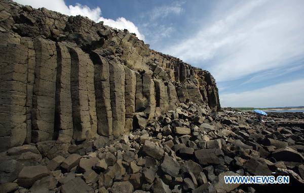 Photo taken on July 24, 2010 shows spectacular columnar basalt located in Penghu County of southeast China's Taiwan. The natural wonder attracted tourists from all around the world.