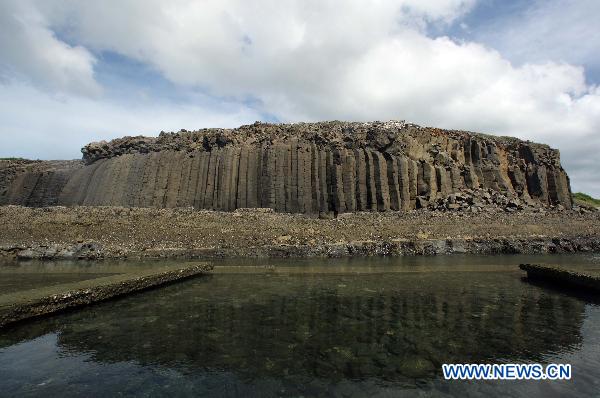 Photo taken on July 24, 2010 shows spectacular columnar basalt located in Penghu County of southeast China's Taiwan. The natural wonder attracted tourists from all around the world. 