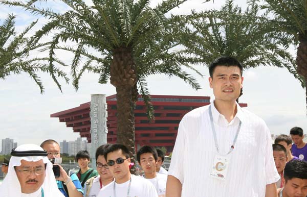 NBA star center Yao Ming leads children from quake-hit regions to visit the roof garden of the Saudi Arabia Pavilion at the Expo Site in Shanghai, July 25, 2010. Yao Ming, Jin Jing and other Chinese stars visited several pavilions at the Expo Site with a group of children from quake-hit Sichuan and Qinghai provinces on Saturday, as part of &apos;Touring the Expo with Stars&apos; initiated by some Chinese celebrities. [Xinhua]