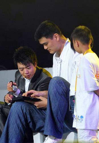 Yao Ming and world-renowned pianist Lang Lang perform at a fund raising party at Shanghai World Expo, July 25, 2010. [Xinhua]