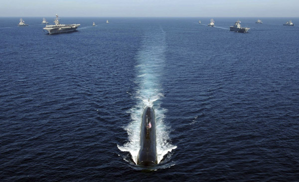 The Los Angeles-class attack submarine USS Tucson (SSN 770, front) is underway ahead of the U.S. nuclear-powered aircraft carrier USS George Washington (3rd L) and South Korean Navy&apos;s Landing Platform Helicopter ship Dokdo (3rd R) during the U.S.-South Korea joint naval and air exercise in waters off the east coast of the Korean peninsula, July 26, 2010.[Xinhua/Reuters]