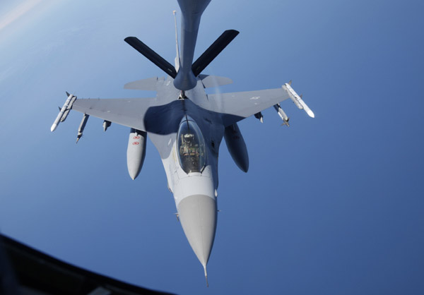 A KC-135 Stratotanker from the 909 Air Fueling Squadron of the 18th Wing of the U.S. Air Force, based in Japan&apos;s Kadena, performs an aerial refueling exercise with a F-16 Fighting Falcon from the U.S. Seventh Air Force&apos;s 8th Fighter Wing, based in South Korea&apos;s Gunsan, during a joint military drill between South Korea and the U.S in waters off the east coast of the Korean peninsula, July 26, 2010.[Xinhua/Reuters]