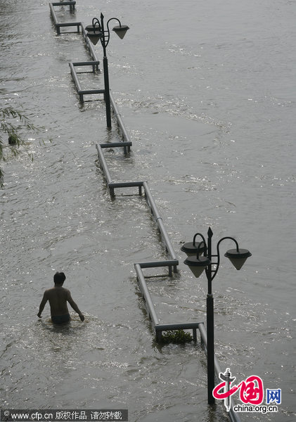 The flood has turned Wuhan city into a big river, July 26, 2010. [CFP]