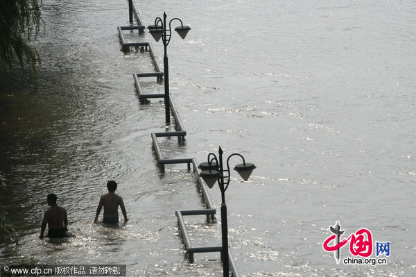 The flood has turned Wuhan city into a big river, July 26, 2010. [CFP]