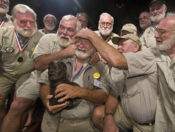 Charles Bicht (C) of Vero Beach is congratulated by previous winners of the annual &apos;Papa&apos; Hemingway Look-Alike Contest at Sloppy Joe&apos;s Bar in Key West, Florida July 24, 2010.[Xinhua/Reuters] 