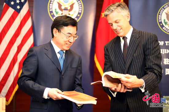 CIPG Vice President Huang Youyi introduced books to to U.S. Ambassador Jon Huntsman in Beijing on July 23, 2010. [China.org.cn] 2010年7月23日，北京：中国外文局副局长黄友义向美国驻华大使洪博培介绍该丛书系列。[中国网]