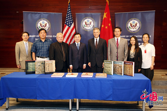 The book donation ceremony was held at U.S. Embassy to China in Beijing on July 23, 2010. [China.org.cn] 2010年7月23日，北京：赠书仪式在美国驻华大使馆举行。[中国网]