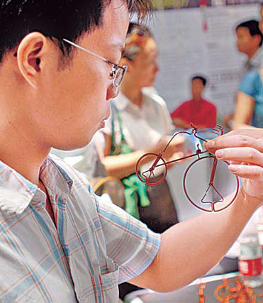 A visitor takes a look at a toy at the China-ASEAN education fair in Nanning, Guangxi Zhuang autonomous region. [China Daily]