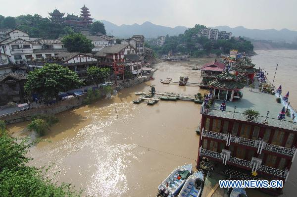 Photo taken on July 26, 2010 shows the flooded Ciqikou ancient town in southwest China's Chongqing Municipality. [Xinhua] 
