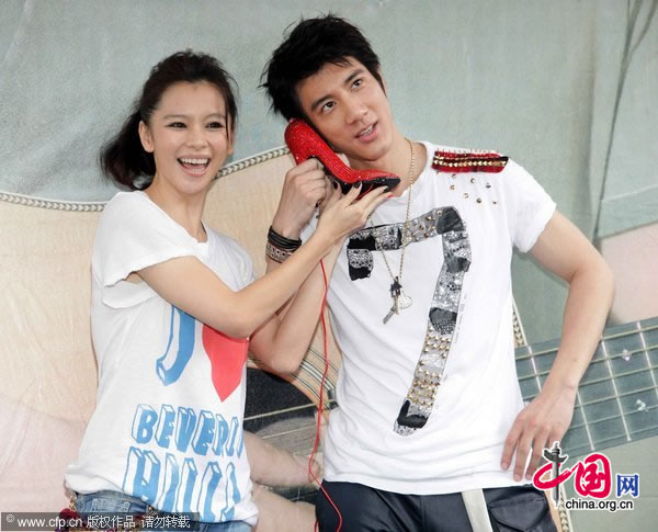 Vivian Hsu and Lee-Hom Wang attend an event promoting Wang's upcoming album in Taipei on Sunday, July 25, 2010.