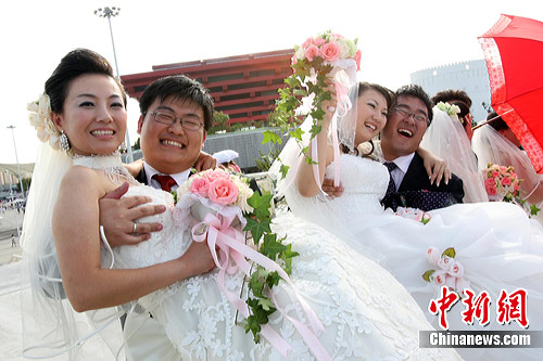 Group wedding ceremony held in World Expo