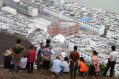 People look down at the scene of the disaster in Hanyan county, Southwest China&apos;s Sichuan province, July 27, 2010. [Xinhua]