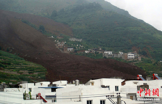 A rain-triggered landslide hit villages in Hanyan county, Southwest China&apos;s Sichuan province, July 27, 2010. The sudden disaster left 21 people missing, and 58 houses collapsed. About 4,000 villagers are being evacuated from the area. [Chinanews.com.cn]