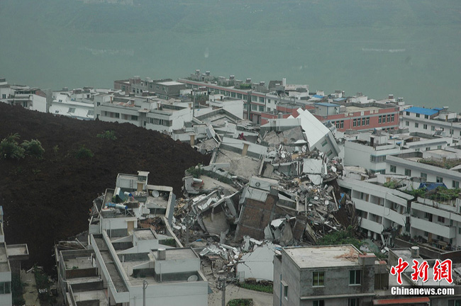 A rain-triggered landslide hit villages in Hanyan county, Southwest China&apos;s Sichuan province, July 27, 2010. The sudden disaster left 21 people missing, and 58 houses collapsed. About 4,000 villagers are being evacuated from the area. [Chinanews.com.cn]