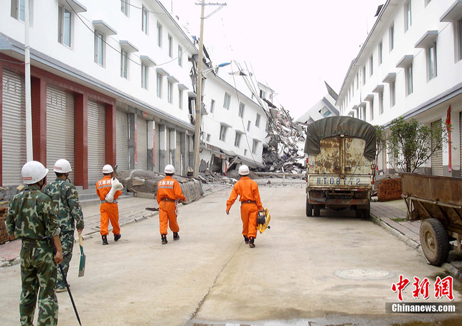 Rescue workers arrive at Hanyuan, after a rain-triggered landslide hit the village in Southwest China&apos;s Sichuan Province, July 27, 2010. [Chinanews.com.cn]