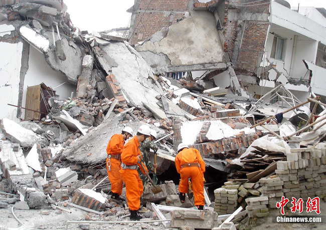 Rescue workers arrive at Hanyuan, after a rain-triggered landslide hit the village in Southwest China&apos;s Sichuan Province, July 27, 2010. [Chinanews.com.cn]