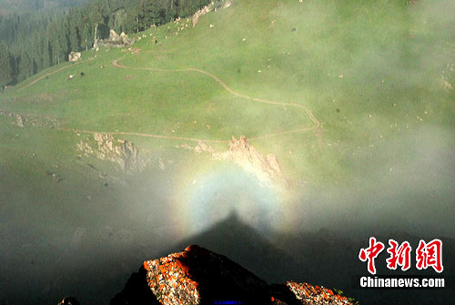 The photo shows a beautiful rainbow appearing over the sky of Denggan Mountain, in Tianchi, Northwest China&apos;s Xinjiang Uyghur Autonomous Region at 7pm, July 24. It brings to mind the glory of Buddha.[Chinanews.com]